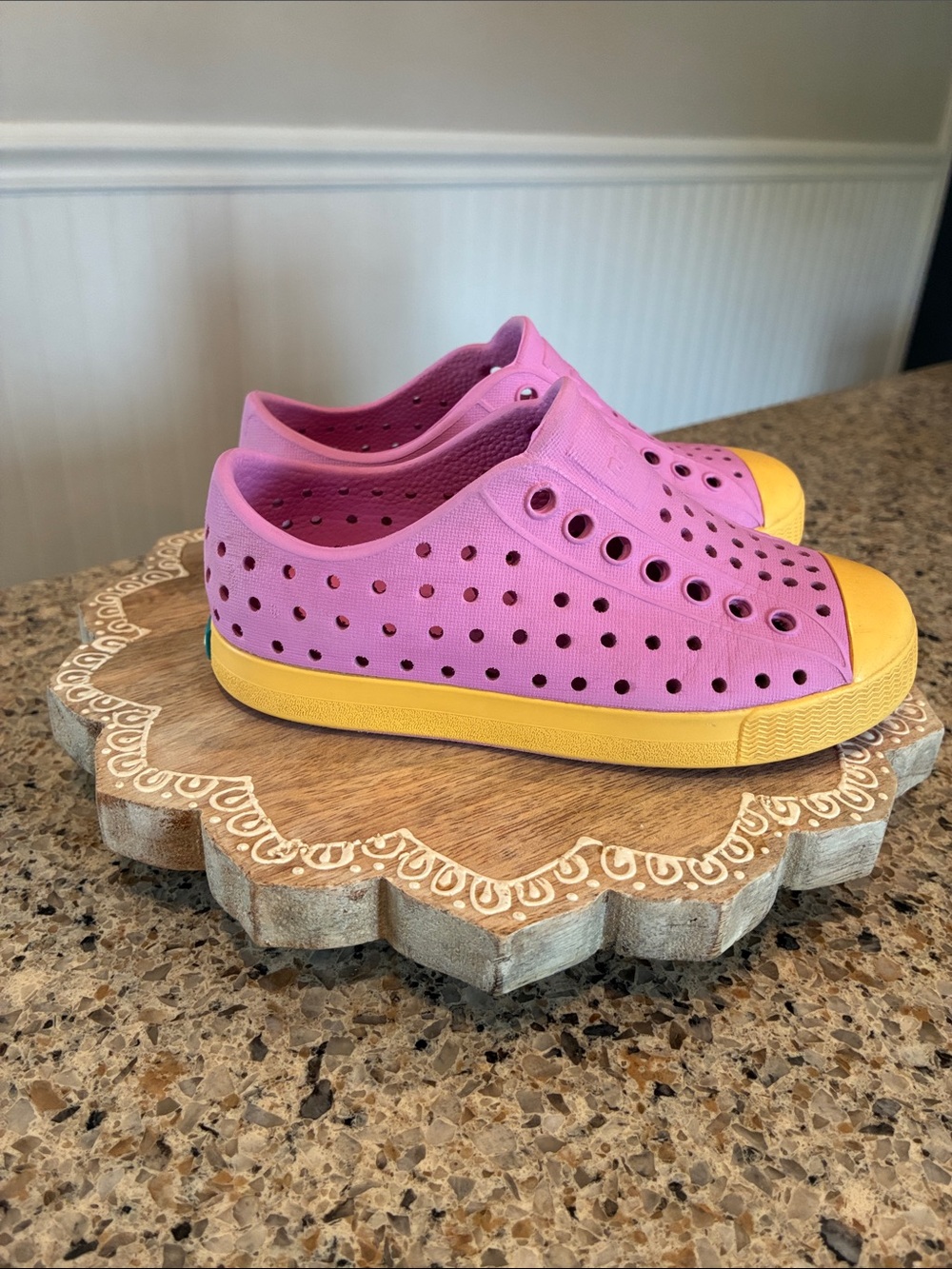 C8 Native Kid’s Jefferson Sugarlite Slip-On Chillberry Pink/Pineapple Yellow - Picture 4 of 8